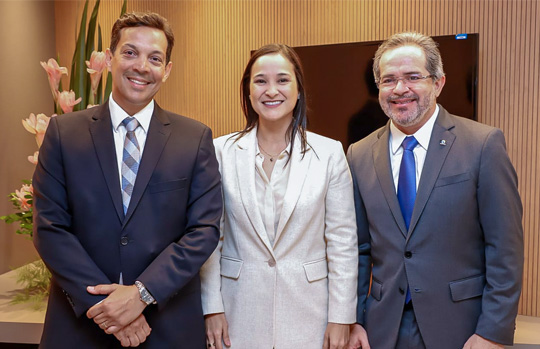 Presidente em exerc&iacute;cio da OAB-PE prestigia cerim&ocirc;nia de posse do novo presidente do TCE-PE