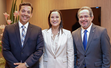 Presidente em exerc&iacute;cio da OAB-PE prestigia cerim&ocirc;nia de posse do novo presidente do TCE-PE