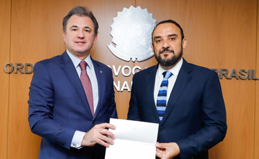 Fernando Ribeiro Lins recebe convite para a posse do procurador-geral do MPC-PE
