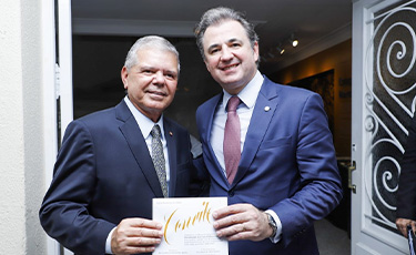 Desembargador Ricardo Paes Barreto convida Fernando Ribeiro Lins para a posse da nova Mesa Diretora do TJPE