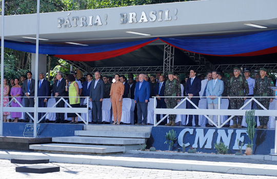 Fernando Ribeiro Lins e Ingrid Zanella participam da cerim&ocirc;nia de transmiss&atilde;o de cargo do Comando Militar do Nordeste
