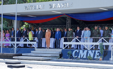 Fernando Ribeiro Lins e Ingrid Zanella participam da cerim&ocirc;nia de transmiss&atilde;o de cargo do Comando Militar do Nordeste