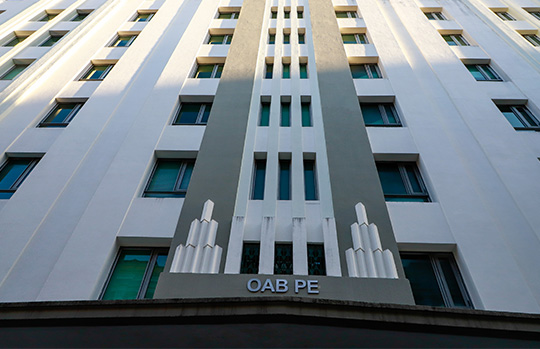 Em decis&atilde;o pioneira, TJPE acolhe pleito da OAB-PE, reconhece a retroatividade do art. 265 do CPP e anula multa de advogados