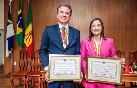 Em Petrolina, Fernando Ribeiro Lins e Ingrid Zanella recebem Medalha Dom Malan