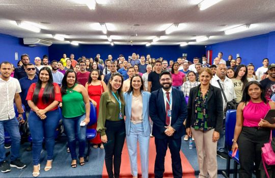 Ingrid Zanella realiza palestra para estudantes de Direito em faculdade do Recife