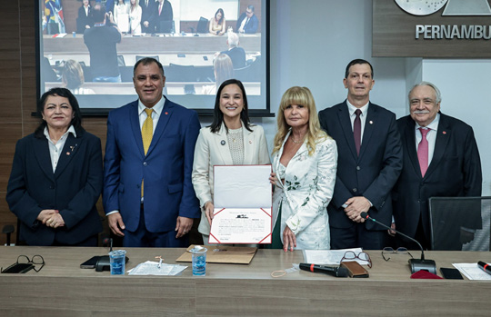 Presidente Ingrid Zanella toma posse como membro do IAB