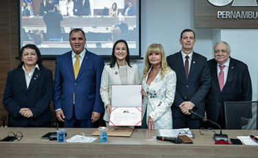 Presidente Ingrid Zanella toma posse como membro do IAB