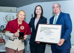 Notícia em destaque: Presidente da OAB-PE, Ingrid Zanella, recebe Medalha Bernardette Pedrosa durante Jubileu de Ouro da APLJ