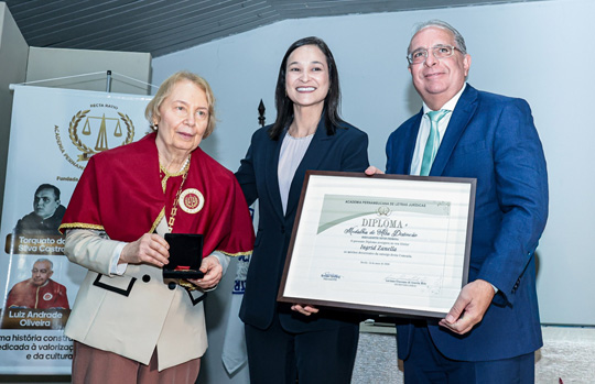 Presidente da OAB-PE, Ingrid Zanella, recebe Medalha Bernardette Pedrosa durante Jubileu de Ouro da APLJ