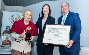 Presidente da OAB-PE, Ingrid Zanella, recebe Medalha Bernardette Pedrosa durante Jubileu de Ouro da APLJ