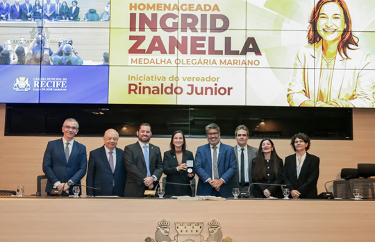 Notícia em destaque: Ingrid Zanella recebe Medalha Oleg&aacute;ria Mariano na C&acirc;mara Municipal do Recife