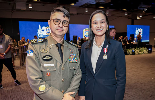 Presidente Ingrid Zanella recebe medalha da PMPE
