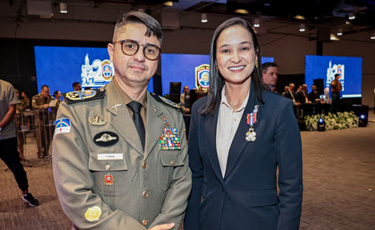 Presidente Ingrid Zanella recebe medalha da PMPE