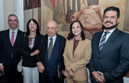 Ingrid Zanella prestigia sessão do TJPE em homenagem à aposentadoria do desembargador Eduardo Sertório