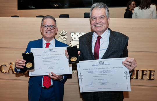 Notícia em destaque: Secret&aacute;rios da OAB-PE s&atilde;o homenageados com a Medalha do M&eacute;rito Judici&aacute;rio Ministro Djaci Falc&atilde;o
