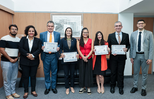 Presidente Ingrid Zanella e membros da OAB-PE recebem Votos de Aplausos