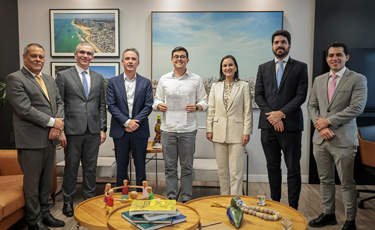 Ingrid Zanella entrega convites ao prefeito Victor Marques para eventos da advocacia