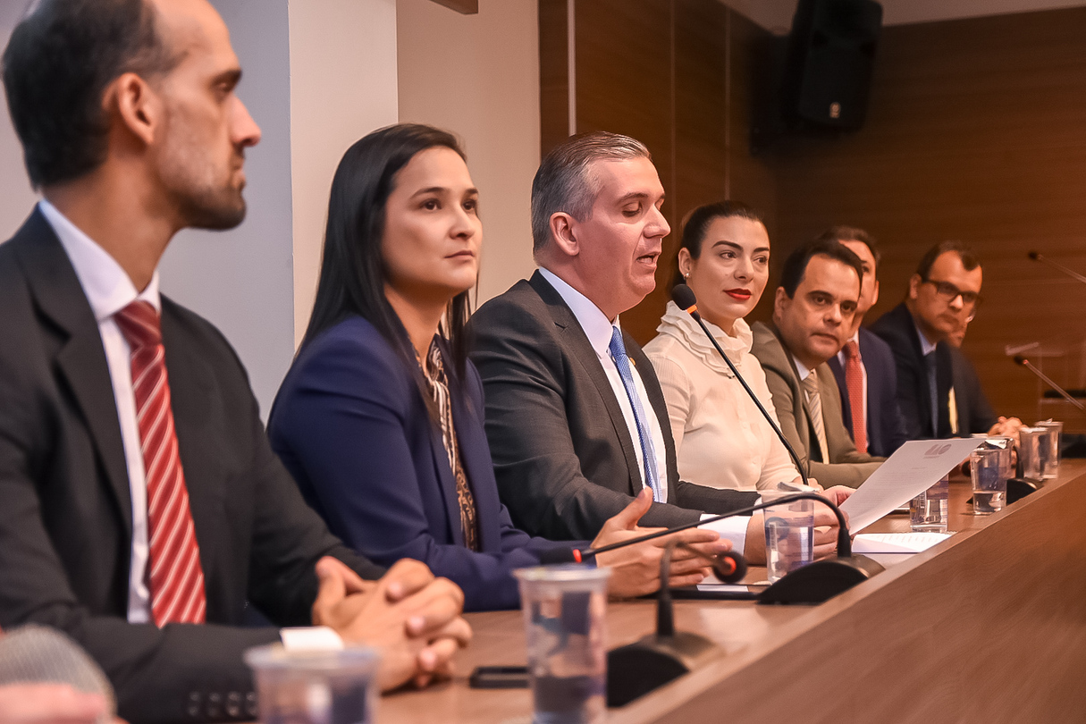 Ato em defesa das prerrogativas lota plenário da OAB-PE