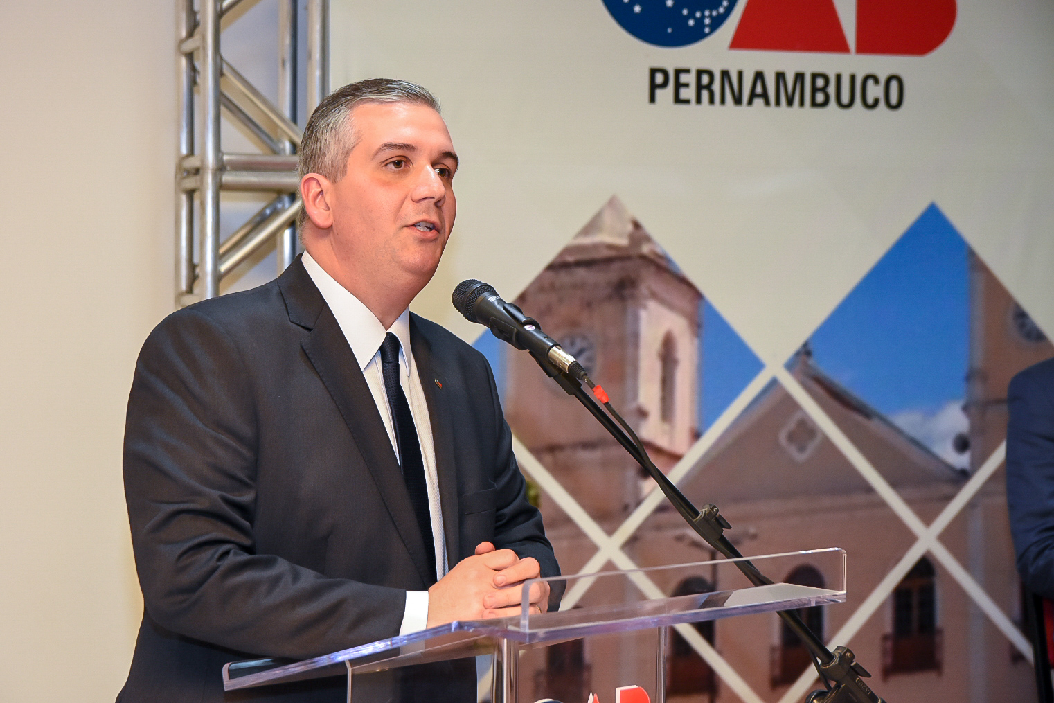 Em artigo, presidente da OAB-PE refor&ccedil;a posi&ccedil;&atilde;o contra a fiscaliza&ccedil;&atilde;o da Ordem pelos Tribunais de Contas e em defesa da transpar&ecirc;ncia