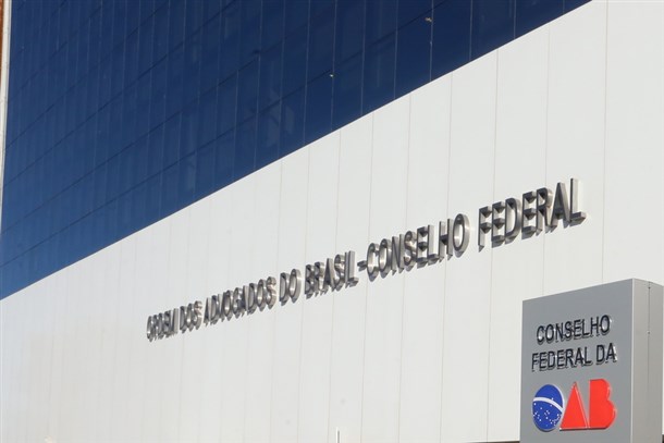 Anatel disse às empresas o que fazer para punir o cidadão”, afirma Lamachia