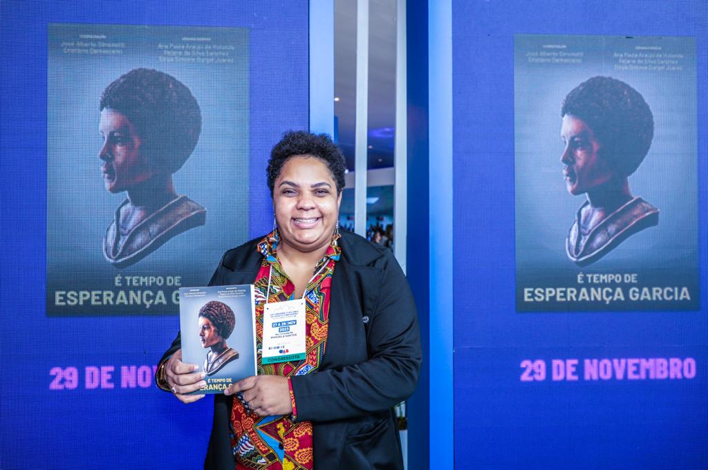 Secretária-geral adjunta Manoela Alves é uma das coautoras do livro 