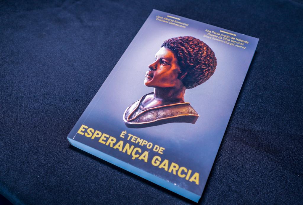 Secretária-geral adjunta Manoela Alves é uma das coautoras do livro 