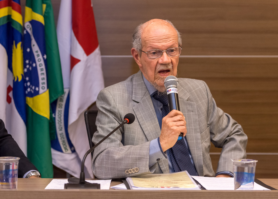 Roque de Brito Alves lan&ccedil;a livro na sede da OAB-PE