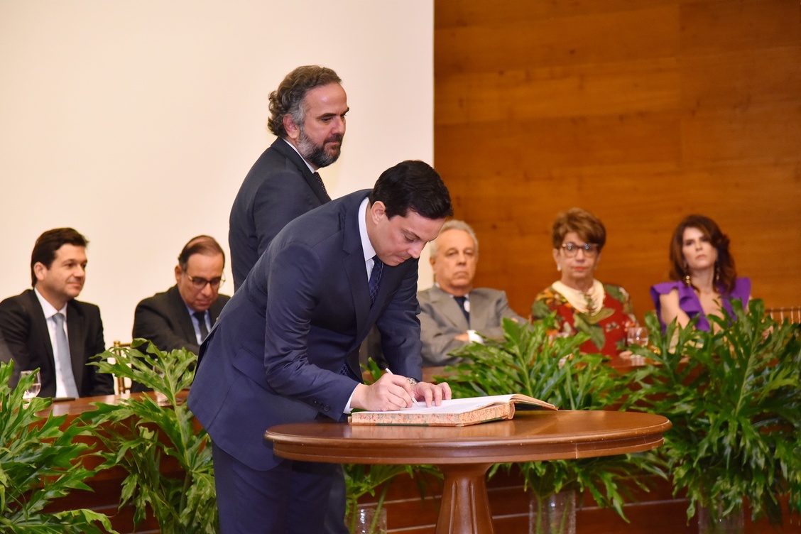 Carlos Neves toma posse no TCE em cerim&ocirc;nia emocionante