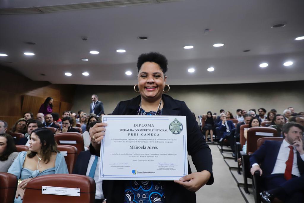 Manoela Alves e Ana Paula Azevêdo recebem Medalha Frei Caneca no TRE-PE