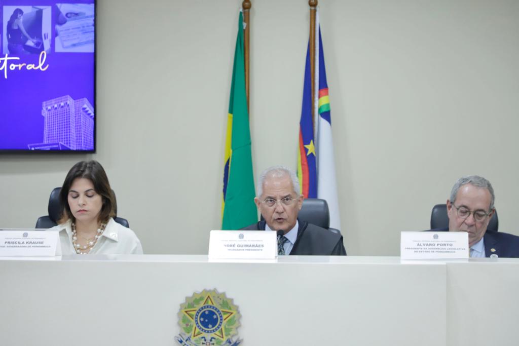 Manoela Alves e Ana Paula Azevêdo recebem Medalha Frei Caneca no TRE-PE
