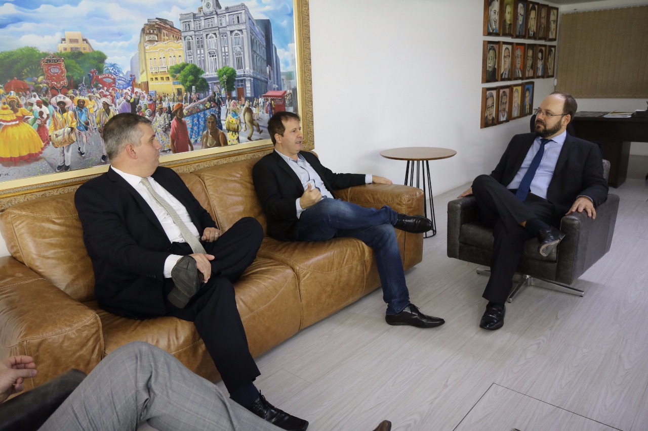 Fernando Ribeiro Lins representa a OAB-PE na concessão de título de cidadão recifense ao advogado Marinaldo Peixôto