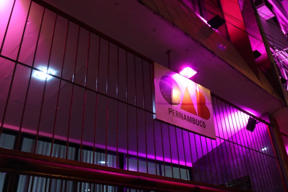 Iluminação externa da sede da OAB-PE muda de cor pelo Outubro Rosa