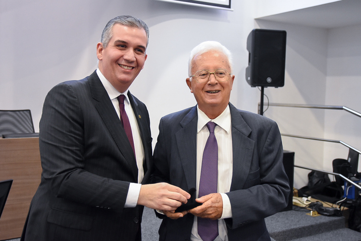 Entrega da Medalha Joaquim Amazonas é marcada por emoção na OAB-PE
