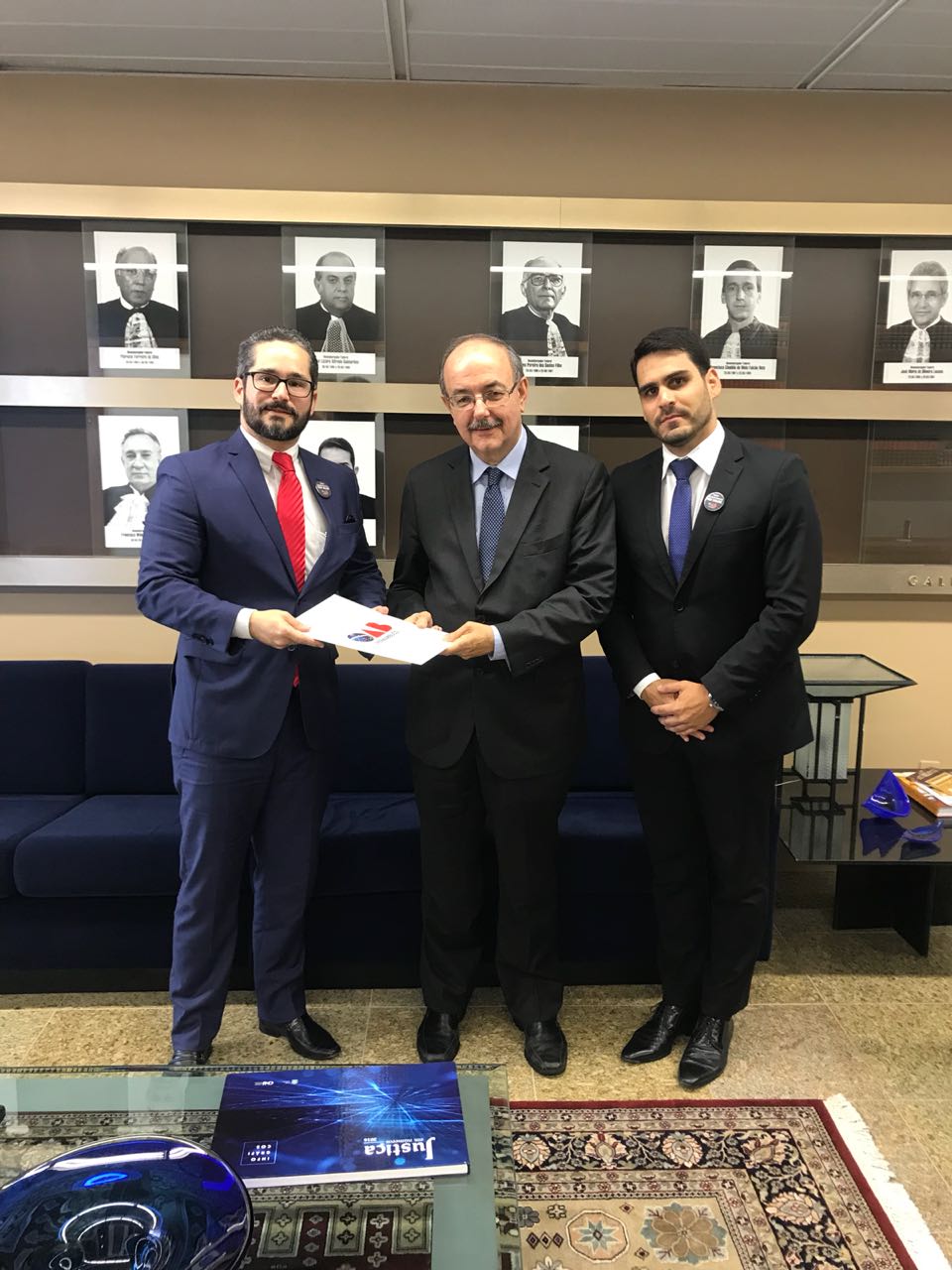 Presidente do TRF5 e gestores de unidades judici&aacute;rias do Grande Recife recebem a OAB-PE em a&ccedil;&atilde;o da campanha Mero Aborrecimento Tem Valor