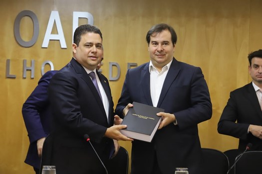 OAB entrega a Rodrigo Maia estudo sobre pacote anticrime