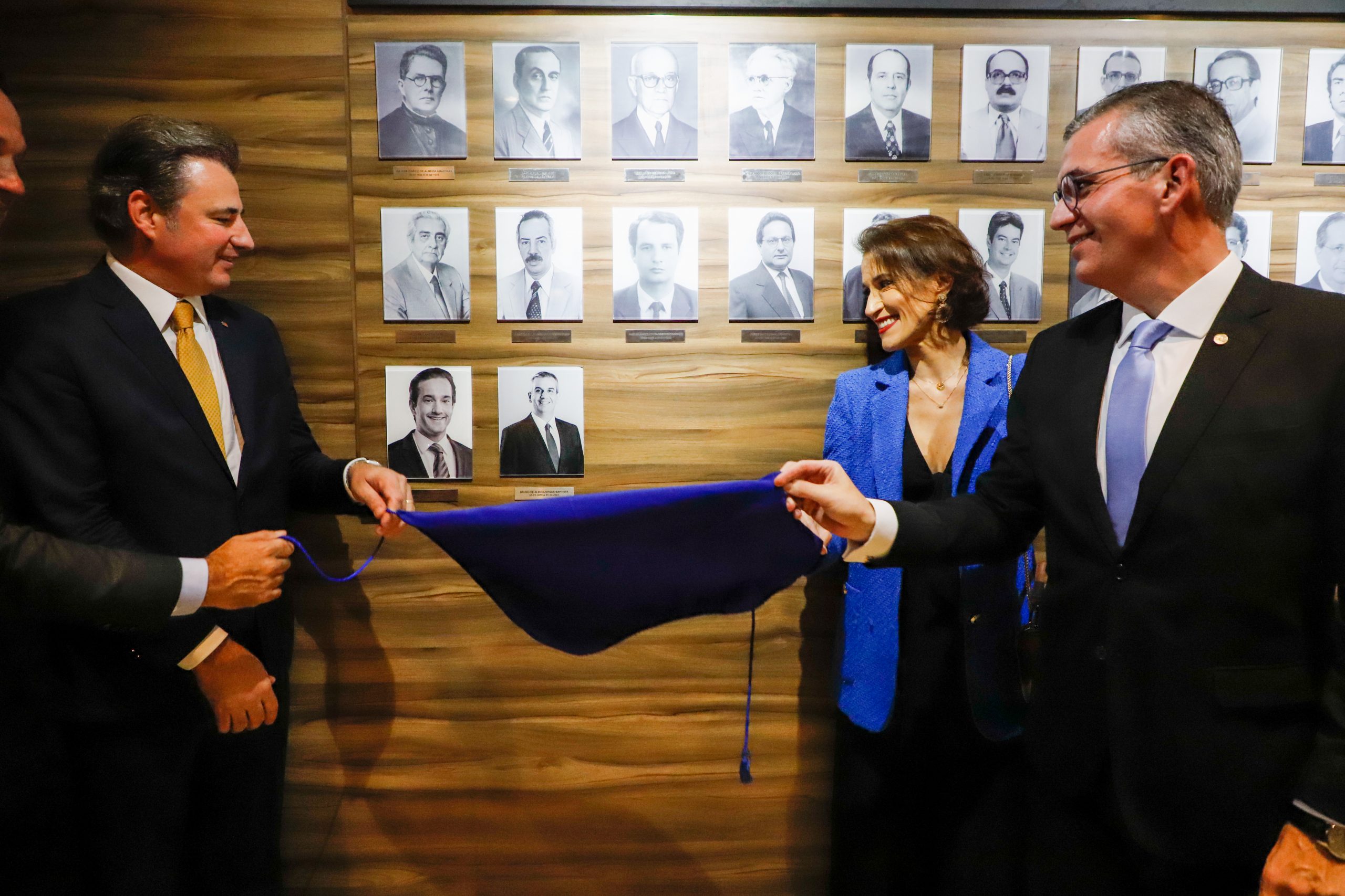 Em noite de emo&ccedil;&atilde;o, OAB Pernambuco homenageia o ex-presidente Bruno Baptista