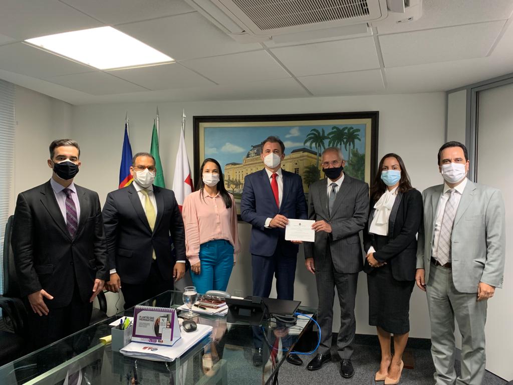Fernando Ribeiro Lins recebe visita do desembargador presidente do TRE-PE