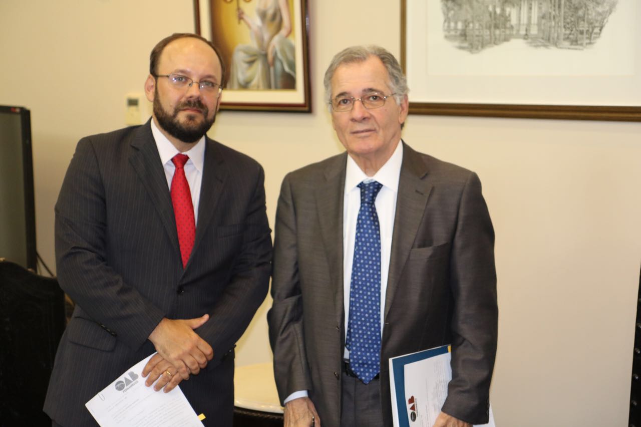 Leonardo Accioly entrega ao desembargador Leopoldo Raposo of&iacute;cio a implanta&ccedil;&atilde;o do PJe nas c&acirc;maras c&iacute;veis