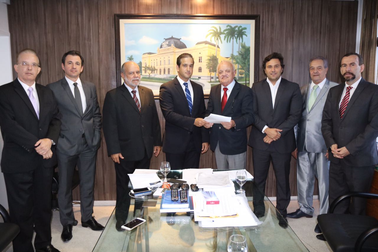 Ronnie Duarte entrega ao presidente da Alepe parecer da OAB-PE sobre projeto de lei do TJPE