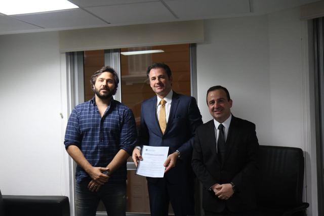 Fernando Ribeiro Lins recebe o deputado estadual Rodrigo Novaes para apresenta&ccedil;&atilde;o da Lei de Procedimentos