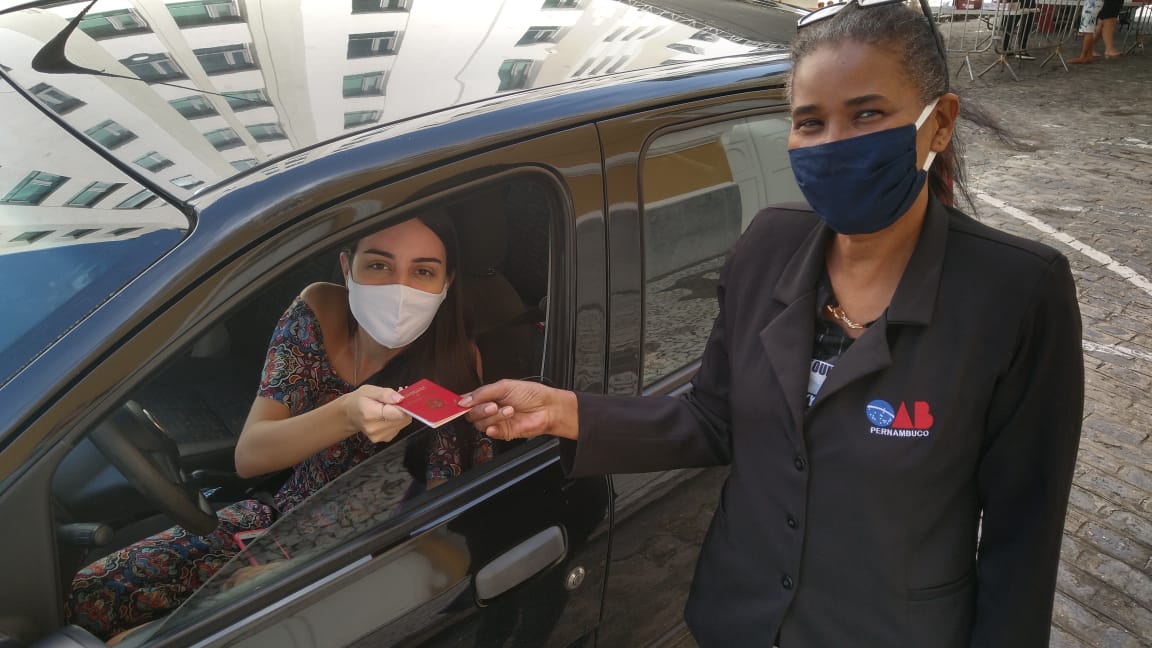 De forma pioneira, OAB-PE faz entrega de carteiras por drive thru