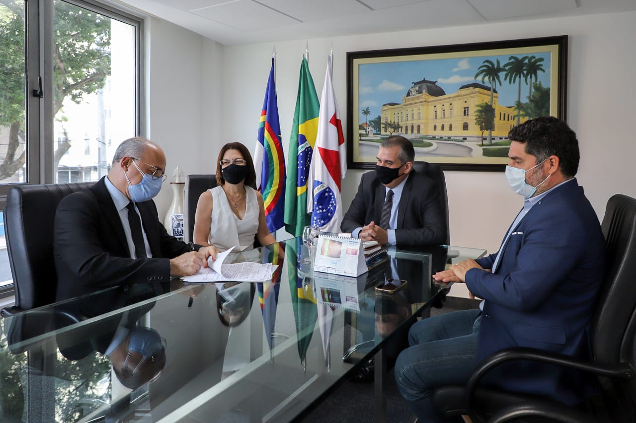 OAB-PE e ESUDA firmam conv&ecirc;nio voltado para colaboradores da seccional
