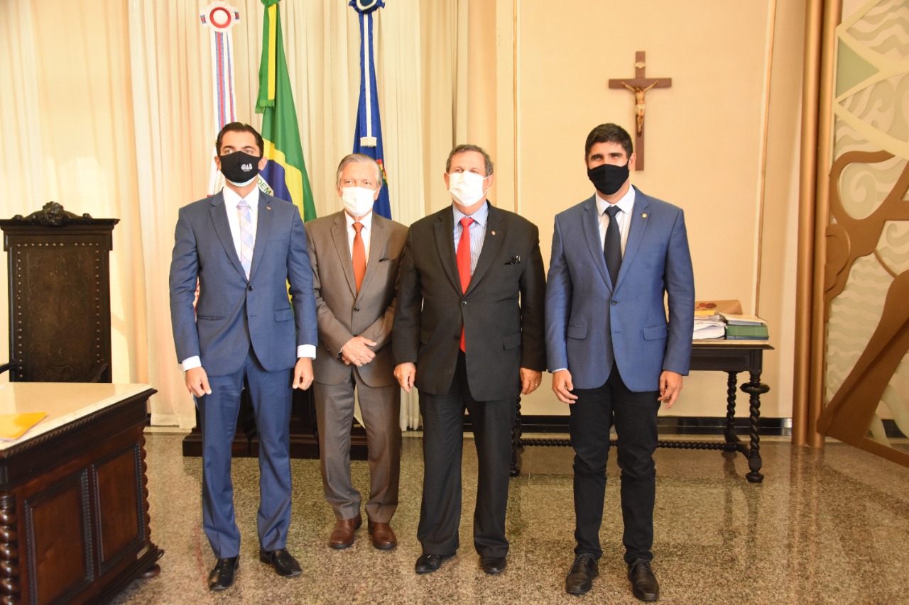 Presidente da OAB Caruaru participa de reuni&atilde;o no TJPE sobre C&acirc;mara Regional