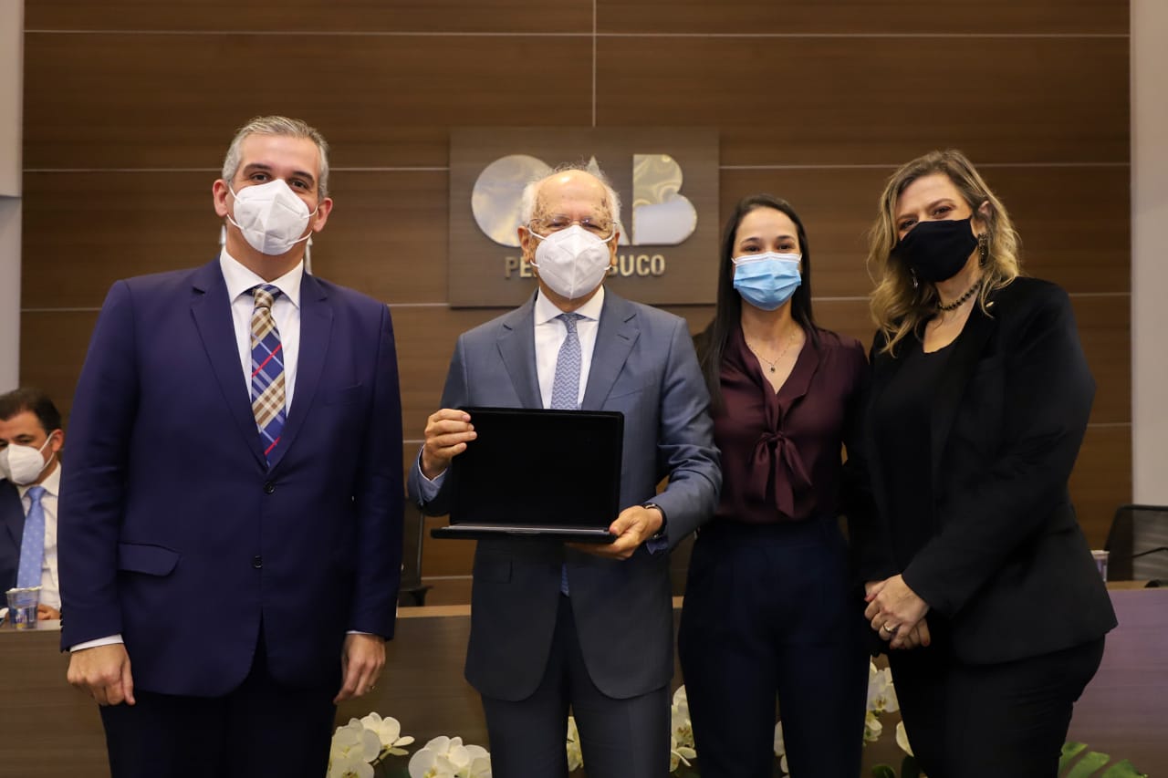 Título de membro honorário da Comissão de Direito dos Refugiados é entregue a Nabor Bulhões