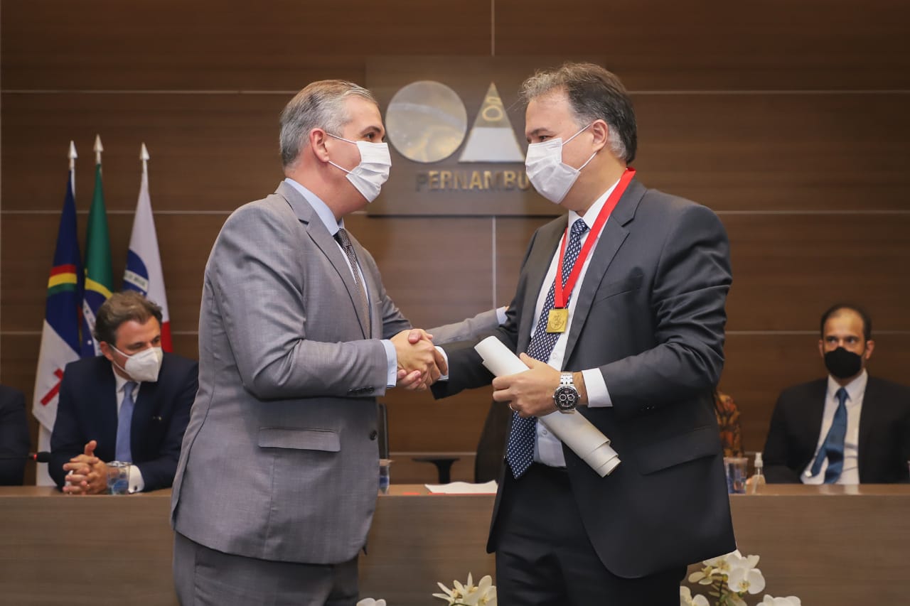 Entrega da Medalha Jos&eacute; Cavalcanti Neves &eacute; marcada por emo&ccedil;&atilde;o na sede da OAB-PE