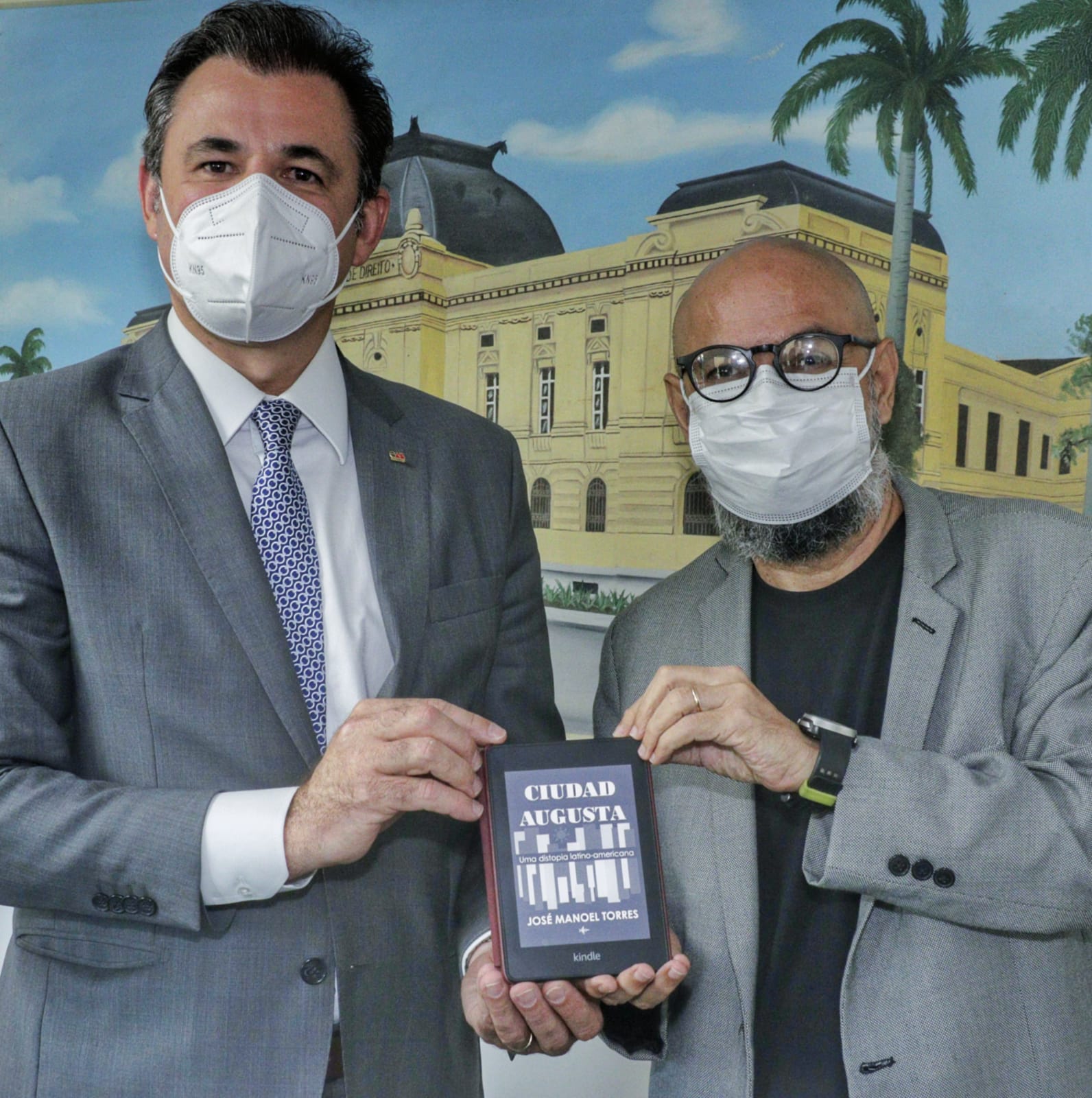 Fernando Ribeiro Lins recebe José Manoel Torres, advogado finalista do prêmio Kindle