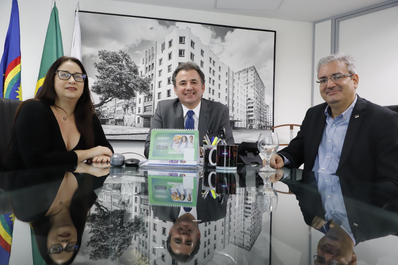 "Parceira fundamental", afirma secretário de Relações Internacionais em visita à OAB-PE