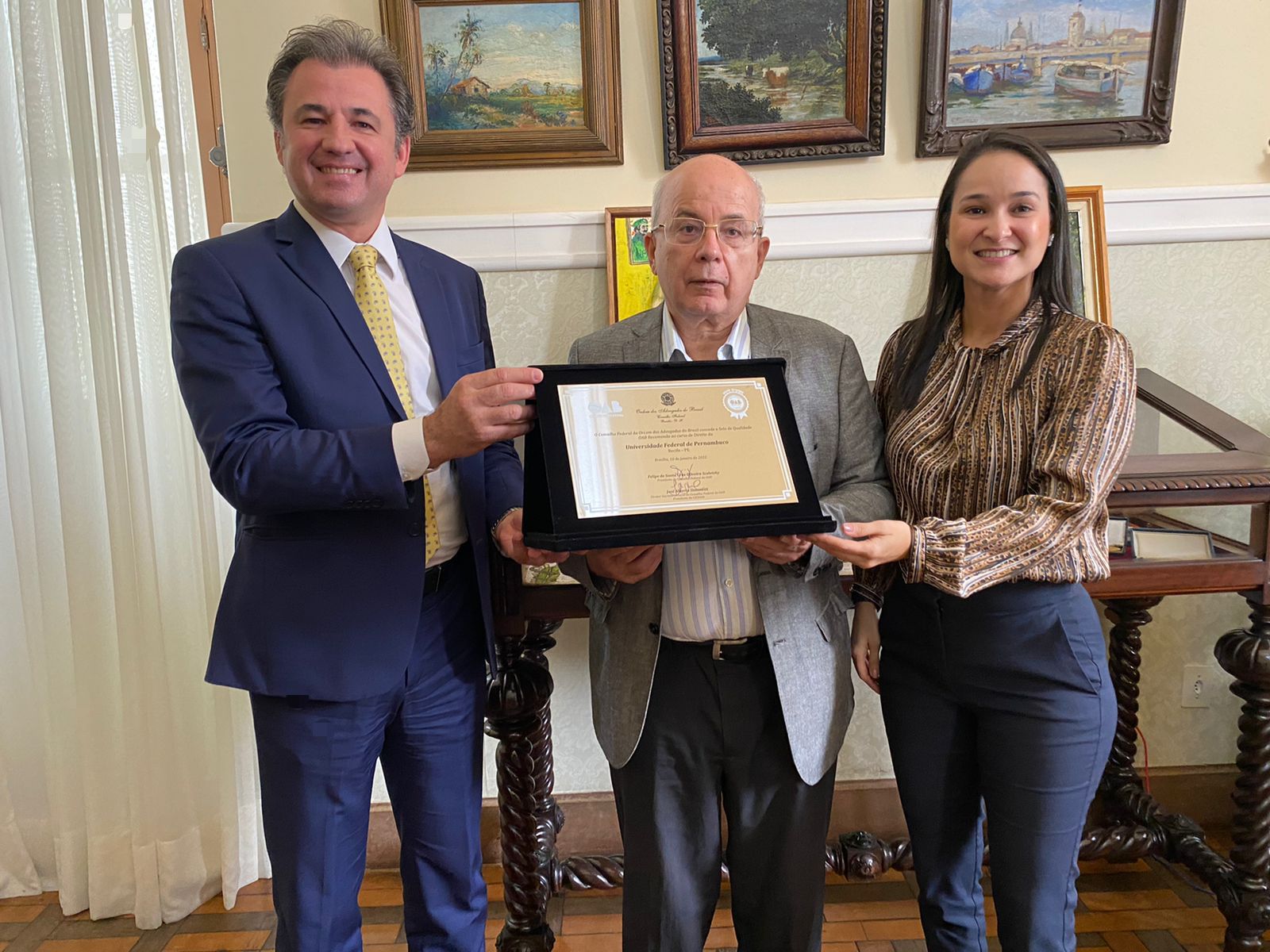 OAB-PE entrega selo OAB Recomenda na Faculdade de Direito do Recife