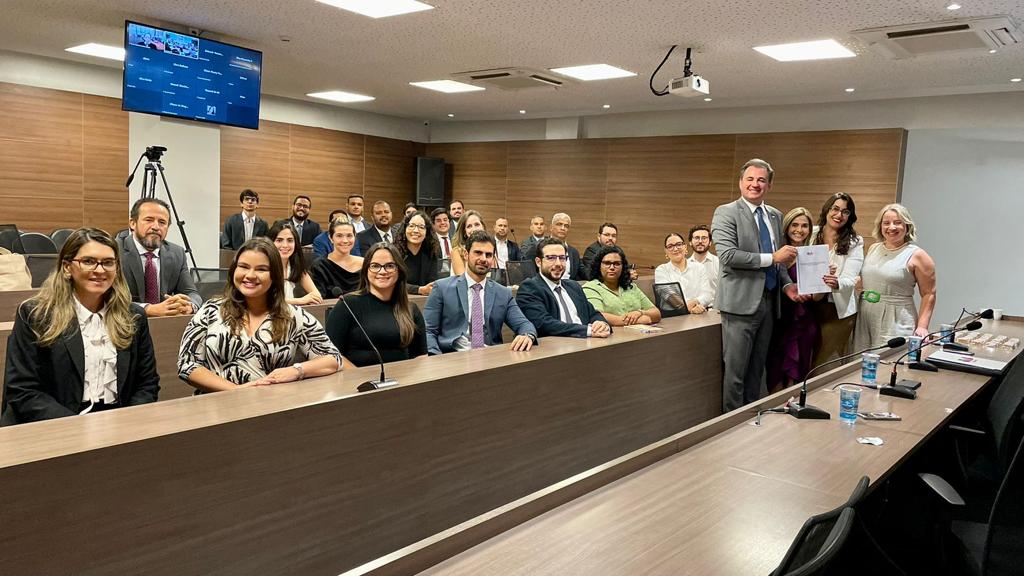 Fernando Ribeiro Lins recebe relat&oacute;rio da Comiss&atilde;o de Assuntos Tribut&aacute;rios