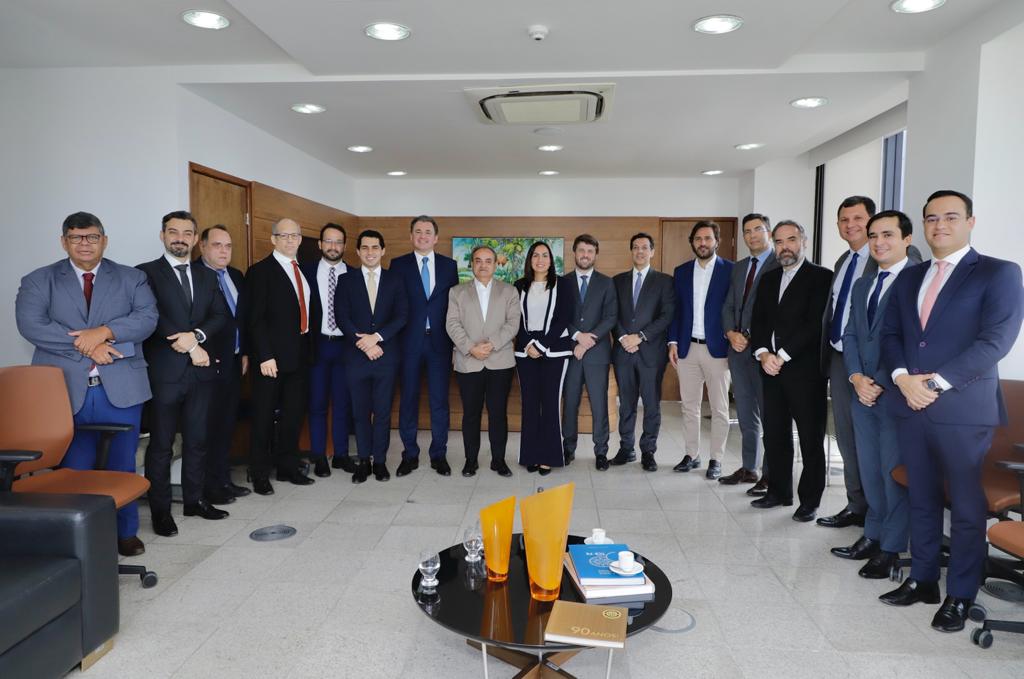 Fernando Ribeiro Lins em reunião com presidente e conselheiros do TCE-PE